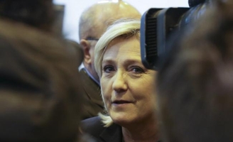 À Fréjus, Marine le Pen : "Français, réveillez-vous"