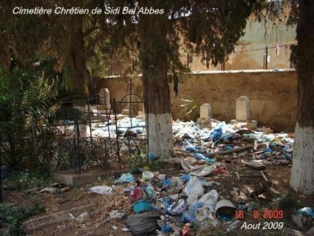 Algérie : un cimetière chrétien transformé en décharge à ordures