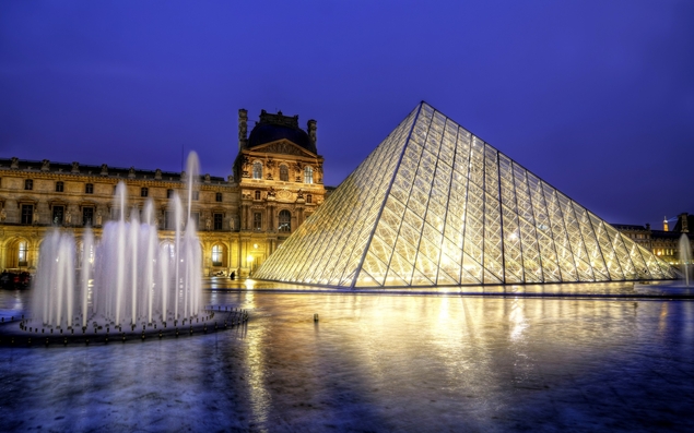 Au Louvre, un activiste tente de s'emparer d'une sculpture « volée à l'Afrique »