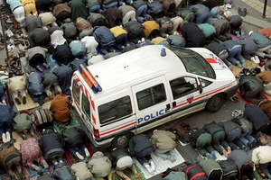 Clichy : les prières de rue jugées illégales