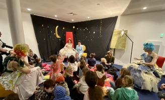 Des Drag Queen lisent des contes à des enfants de 3 ans à Lamballe-Armor