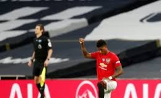 Des footballeurs arrêtent poser le genou à terre contre le racisme  
