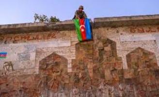 Des soldats azerbaïdjanais vandalisent des sépultures arméniennes