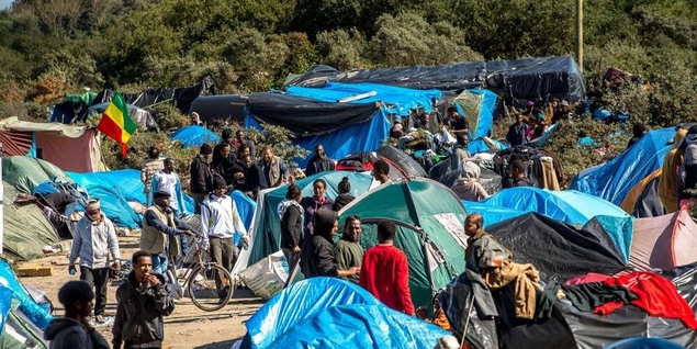 L'évacuation de migrants à Paris fait réagir la classe politique