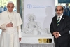 Le Pape offre une statue partisane