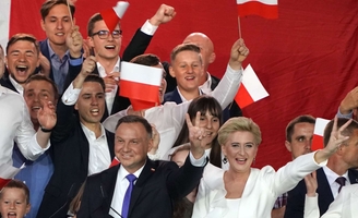 Les conservateurs réélus en Pologne après une campagne tendue
