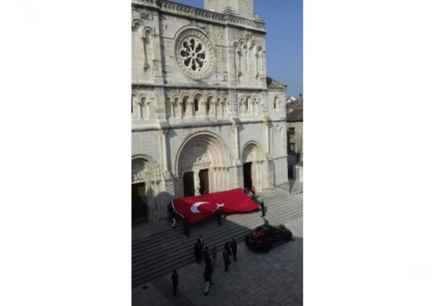 Mâcon : scandaleuse provocation islamo-turque sur le parvis de l’église Saint-Pierre ce samedi