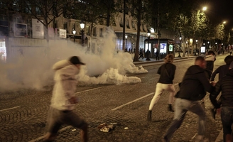 Pillages, voitures en feu, heurts et gaz lacrymogène à Paris après le match PSG-Bayern  