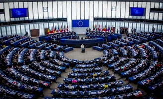 Plan de relance : le Parlement européen menace de rejeter le budget à long terme approuvé par les 27