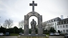 Qui veut retirer la croix de Jean-Paul II à Ploërmel ?