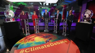 Boris Johnson et Nigel Farage remplacés par deux sculptures en glace lors d'un débat sur le climat