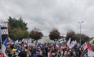 Callac. 450 manifestants contre le projet horizon et l’accueil de migrants – l’extrême gauche tente d’attaquer le rassemblement