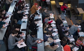 Confrontées aux lacunes de leurs étudiants, de grandes écoles imposent des cours de remise à niveau en français