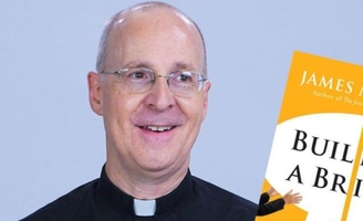 Défendant l’acronyme de combat «LGBT», le Père James Martin qualifie les couples homosexuels de «familles»