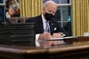 Détricotage de la présidence Trump : Biden enchaîne les signatures de décrets