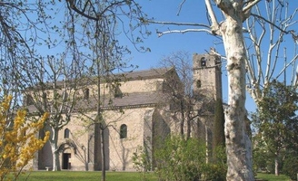 En représailles, la cathédrale de Vaison-la-Romaine a été souillée par des tags