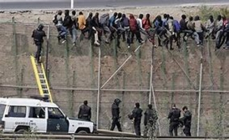 Europe : l'indifférence face au franchissement par 800 migrants des frontières espagnoles