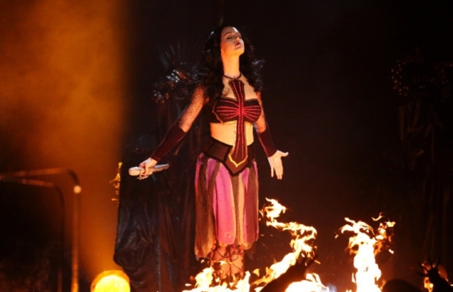 Katy Perry : méditation transcendantale et satanisme au Vatican