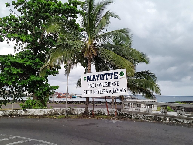 Mayotte : un rapport parlementaire explosif préconise de répartir les migrants comoriens sur l’ensemble du territoire français