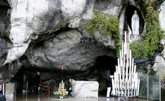 Notre-Dame de Lourdes… sous les eaux du Gave de Pau !