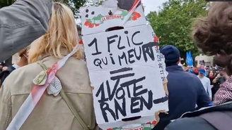 «On a le droit de rigoler» : Jean-Luc Mélenchon défend les slogans appelant à la mort de policiers 