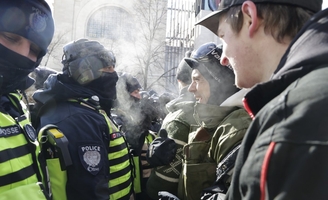 Ottawa : ces policiers prêts à tabasser les manifestants du Convoi de la liberté (VIDÉO)