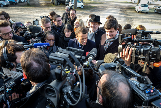 Quand Macron rencontre des journalistes au coin du feu...