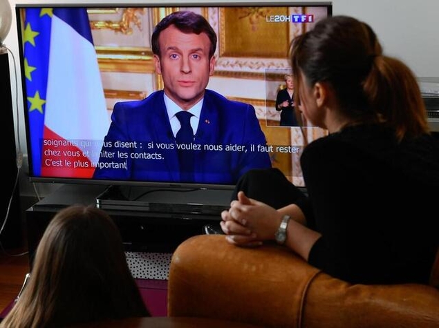 "Une rhétorique guerrière inutile", un "confinement flou": l'allocution de Macron critiquée par des opposants
