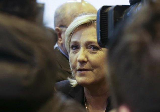 À Fréjus, Marine le Pen : "Français, réveillez-vous"