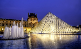 Au Louvre, un activiste tente de s'emparer d'une sculpture « volée à l'Afrique »