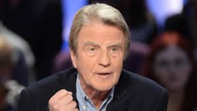 Bernard Kouchner ne veut pas dire s’il a déjà accueilli des immigrés dans son grand appartement parisien 