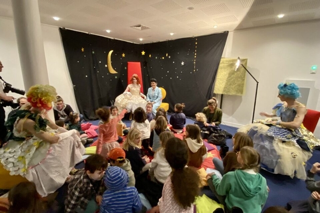 Des Drag Queen lisent des contes à des enfants de 3 ans à Lamballe-Armor