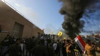 Des manifestants attaquent l'ambassade américaine à Bagdad après des raids