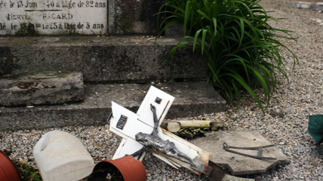 Gard : une soixantaine de croix cassées dans un cimetière