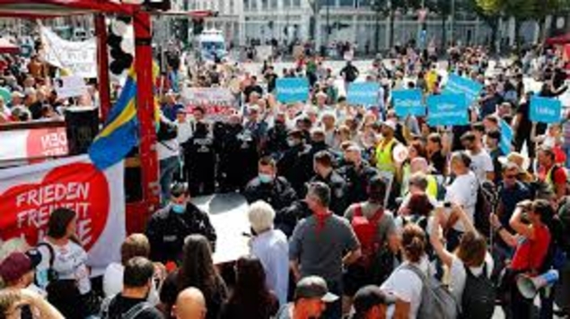 Les manifestations anti-restrictions se poursuivent en Europe