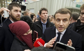 Macron photographié à côté d'une femme intégralement voilée