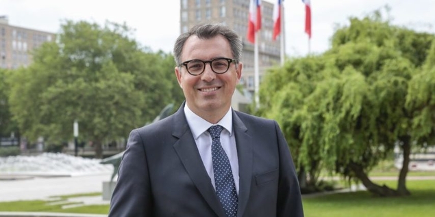 Selfies porno : le maire du Havre démissionne
