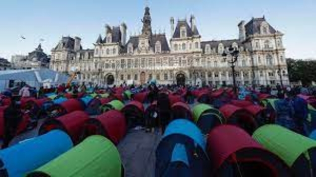 Un campement de 300 migrants devant l'hôtel de ville de Paris