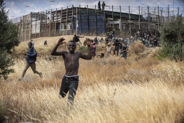 2 000 migrants africains tentent de franchir l’enclave espagnole de Melilla, 18 d’entre eux meurent dans “des bousculades”