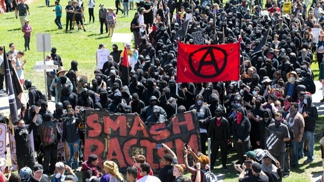 Antifas et Femens ont agressé en toute impunité des Marcheurs pour la Vie