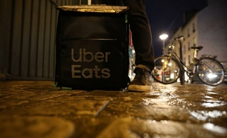« C’est 100 euros la semaine » : enquête sur le business des comptes Uber Eats et Deliveroo sous-loués à des clandestins