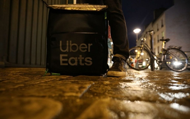 « C’est 100 euros la semaine » : enquête sur le business des comptes Uber Eats et Deliveroo sous-loués à des clandestins