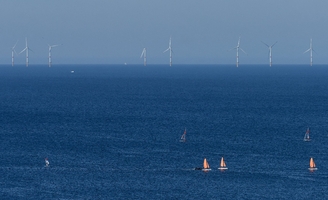 « C’est une horreur ! » : beaucoup plus visible que prévu, le premier parc éolien offshore de France ulcère riverains et touristes