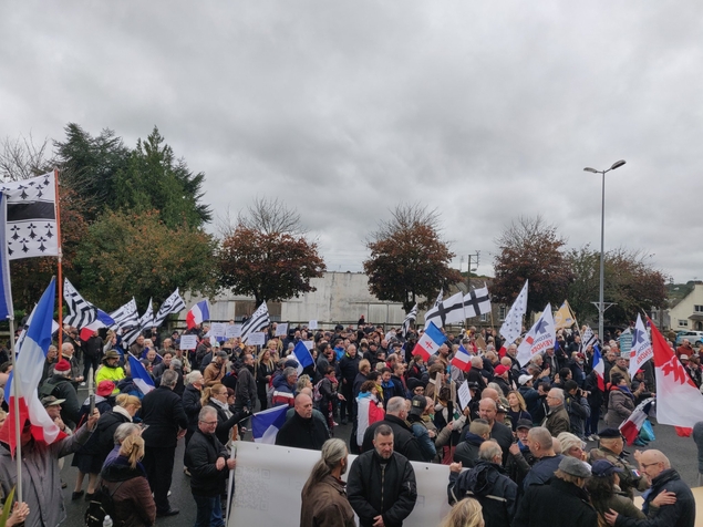 Callac. 450 manifestants contre le projet horizon et l’accueil de migrants – l’extrême gauche tente d’attaquer le rassemblement