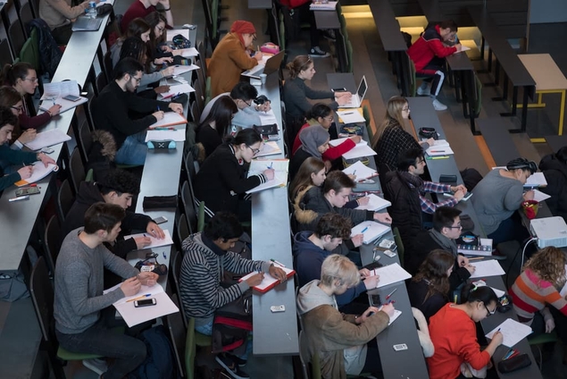 Confrontées aux lacunes de leurs étudiants, de grandes écoles imposent des cours de remise à niveau en français