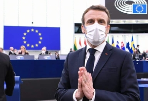 « Emmanuel Macron agit en VRP de l’Union Européenne »