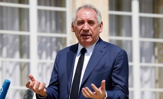 François Bayrou s'oppose à l'inscription du droit à l'IVG dans la Constitution, défendue par LREM