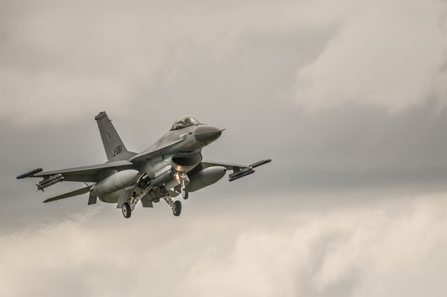 Guerre en Ukraine : Biden soutient l'entraînement de pilotes ukrainiens sur des F-16