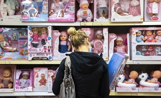 Jouer à la poupée pour les filles, aux petites voitures pour les garçons : une étude confirme les préférences des enfants