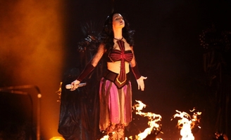 Katy Perry : méditation transcendantale et satanisme au Vatican
